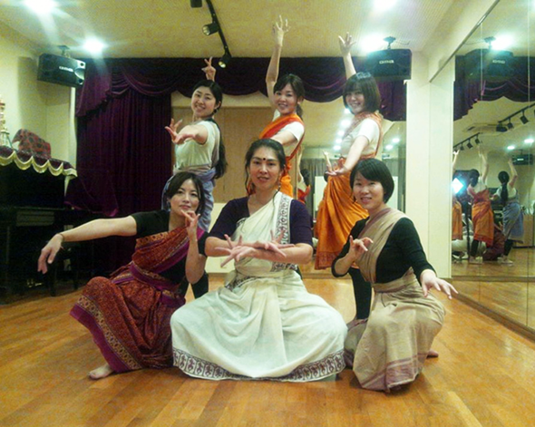 足裏を刺激し、手先を美しくする印度舞踊！
